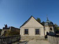 letohrádek z r. 1770 a lucerna kostela